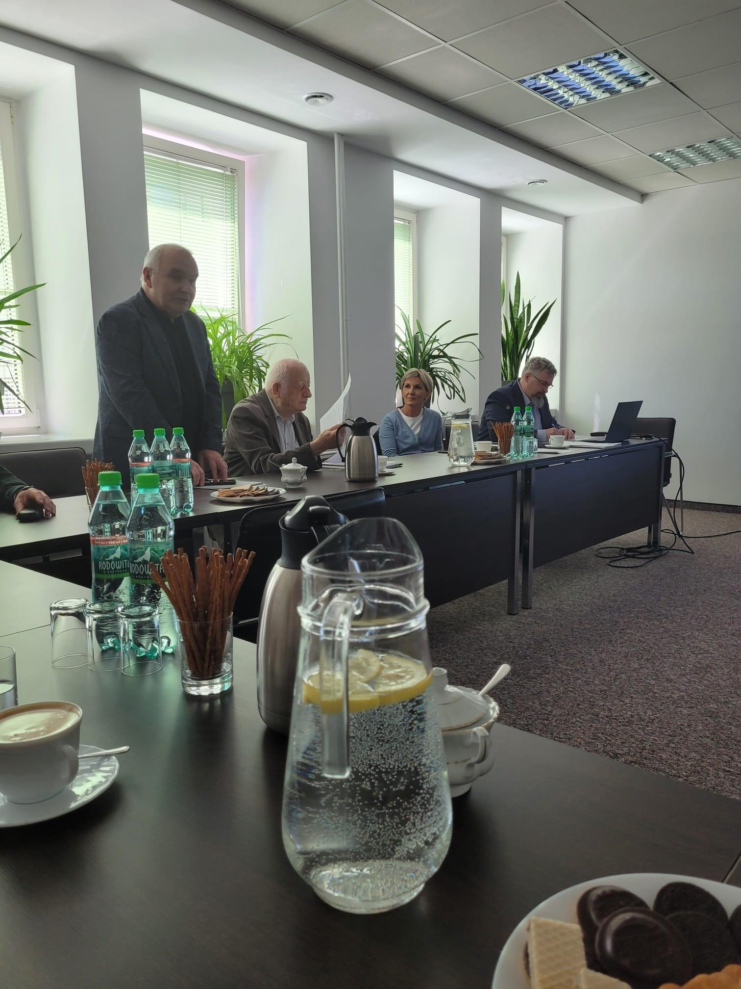  Członkowie Komisji podczas obrad