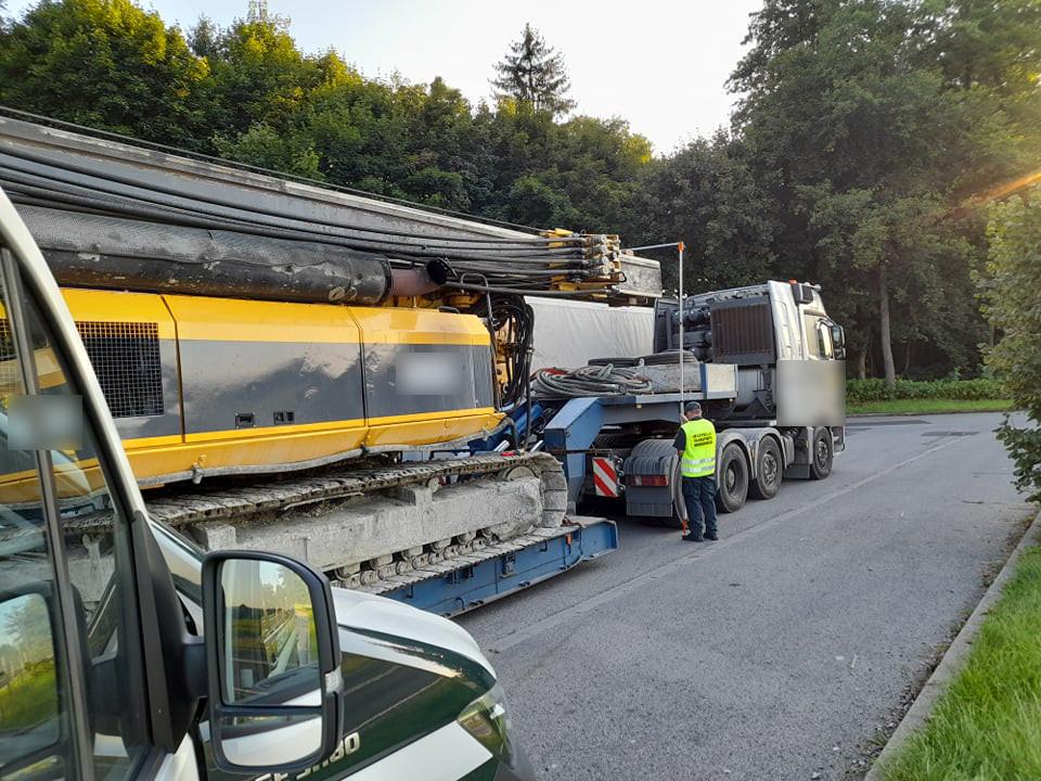 Ciężarówka przewożąca palownicę