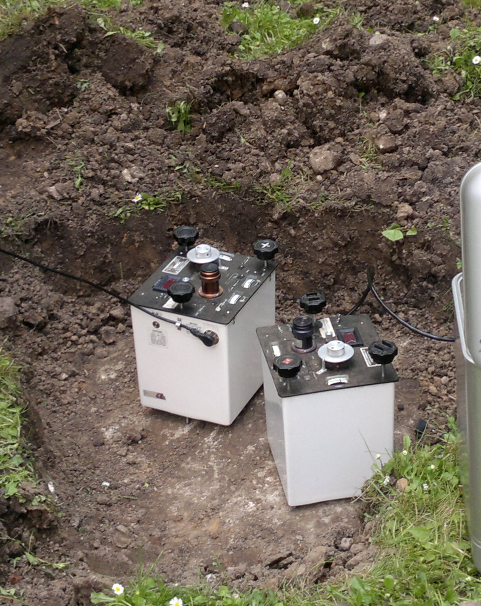 zdjęcie przedstawia pomiar grawimetryczny dwoma grawimetrami względnymi na punkcie osnowy grawimetrycznej klasy bazowej