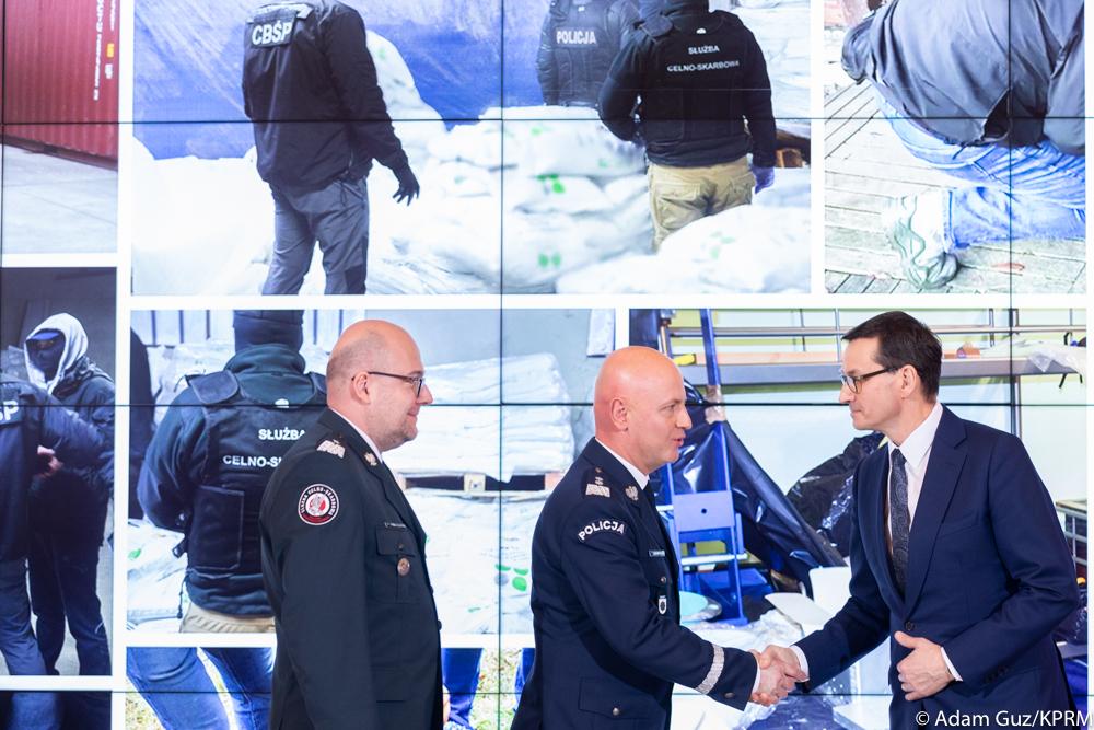 Premier Mateusz Morawiecki gratuluje funkcjonariuszom policji.