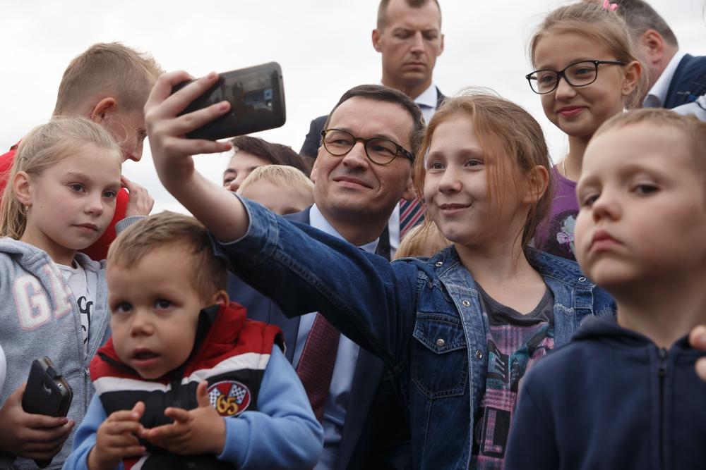 Premier Mateusz Morawiecki z dziećmi podczas festynu.