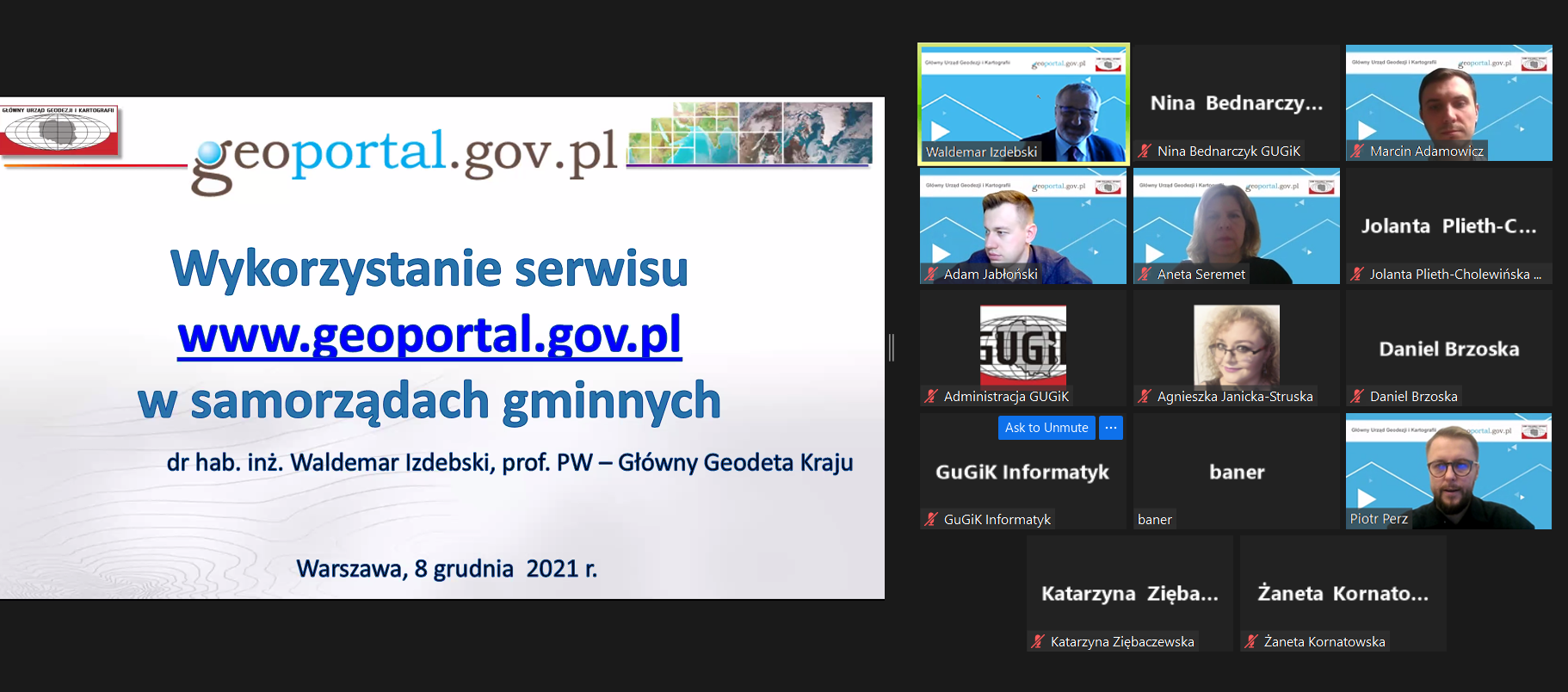 Ilustracja przedstawia zrzut ekranu ze szkolenia, na którym widać planszę z tytułem prezentacji oraz Głównego Geodetę Kraju dr. hab. inż. Waldemara Izdebskiego oraz słuchające inne osoby prowadzące szkolenie