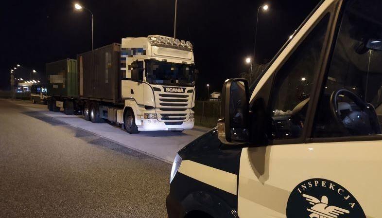 Radiowóz ITD i zestaw z kontenerami.