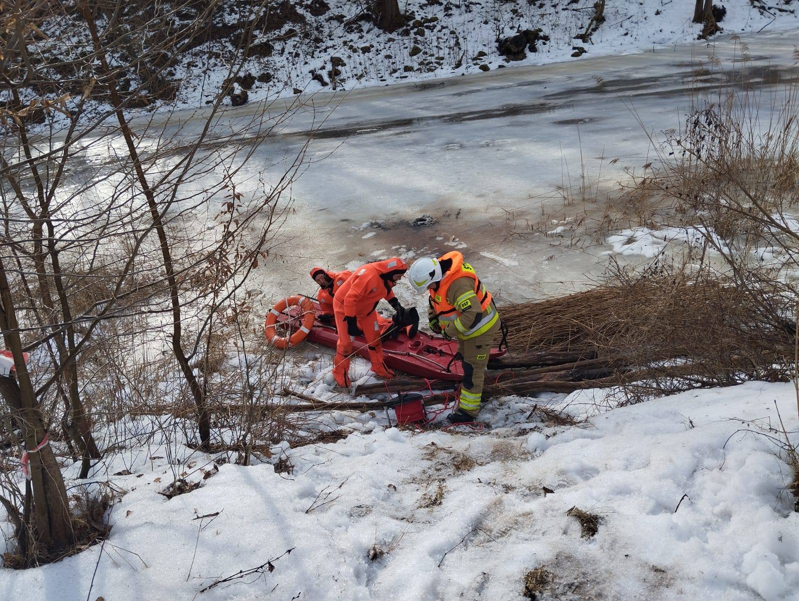Dwóch mężczyzn wpadło do rzeki Wałsza w Pieniężnie