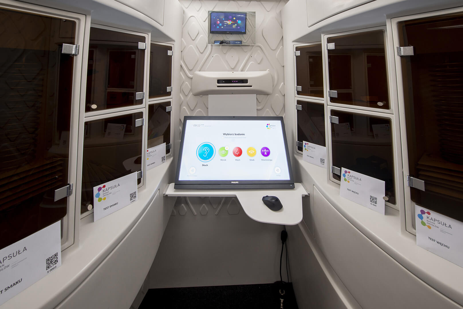 Wnętrze Kapsuły Badań Zmysłów, z elementami aparatury