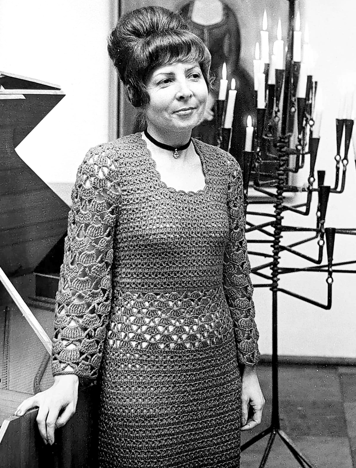 Cecylia Kraszewska stojąca przy klawesynie