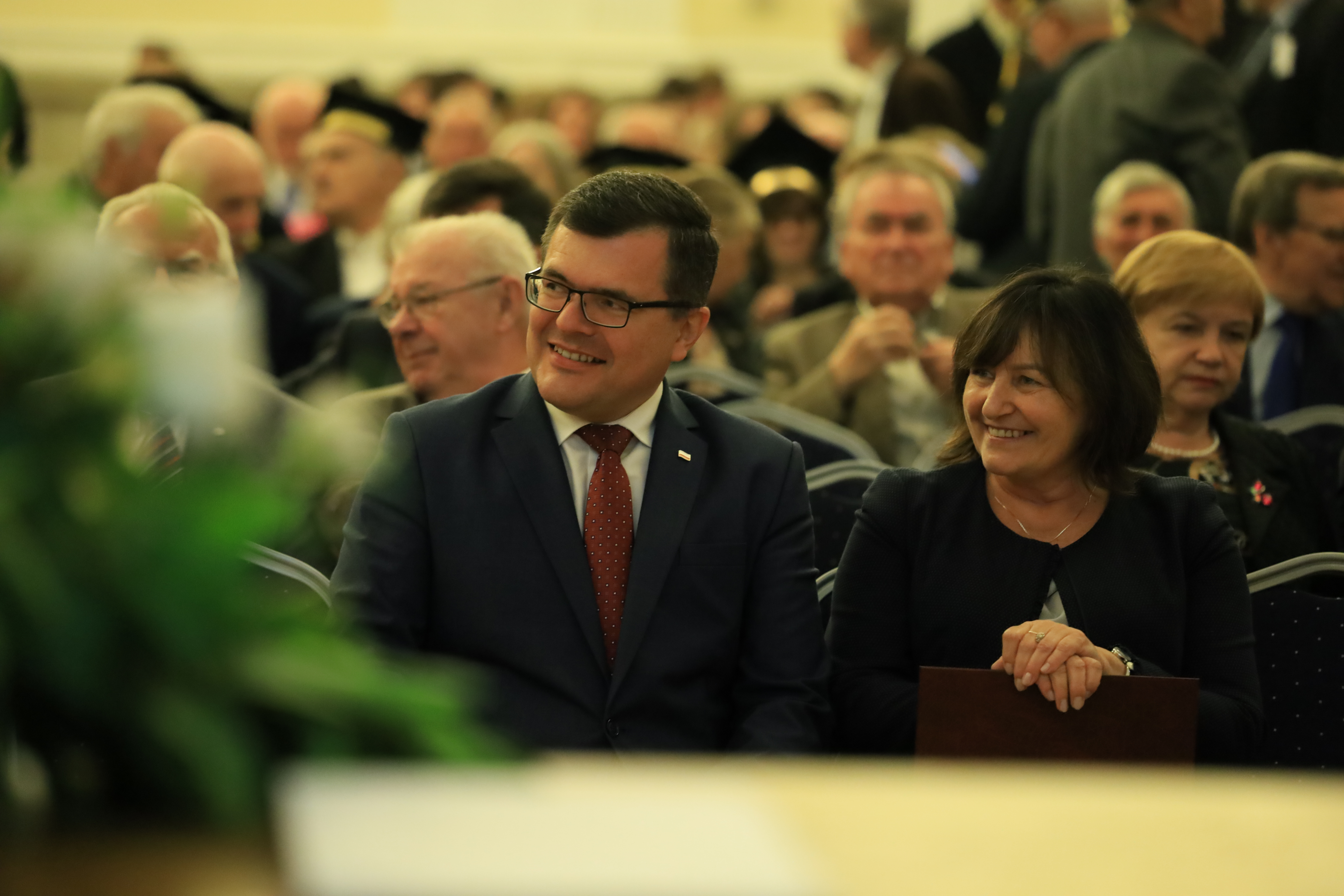 Zdjęcie przedstawia p.o. GGK Alicję Kulkę wraz z Wiceminstrem Rozwoju i Technologii Piotrem Uścińskim podczas Inauguracji Roku Akademickiego Wydziału Geodezji i Kartografii PW 