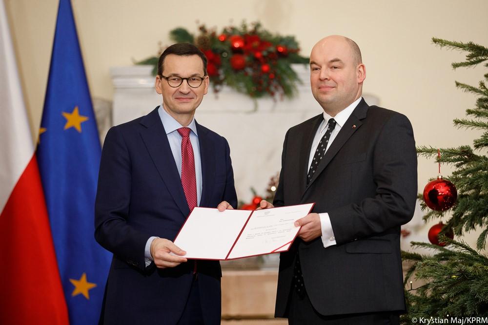Premier wręcza akt nominacji Janowi Dziedziczakowi.