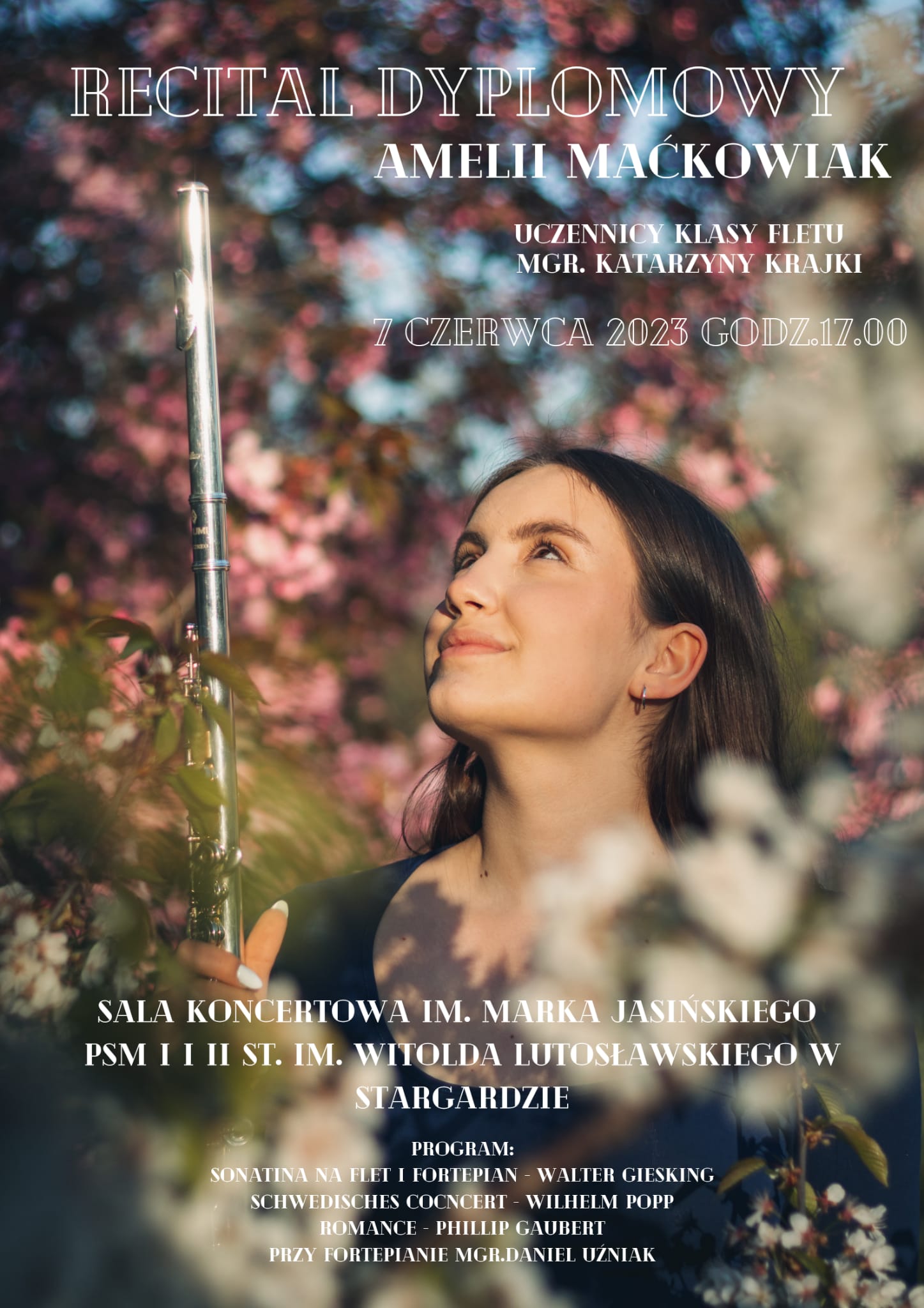 Plakat informujący o recitalu dyplomowym Amelii Maćkowiak - uczennicy klasy fletu klasy mgr Katarzyny Krajki w dniu 7 czerwca 2023 o godzinie 17.00. Na zdjęciu pośród kwitnących kwiatów jabłoni znajduje się uczennica trzymająca flet.