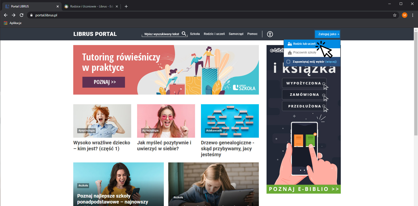 Obraz przedstawiający zrzut ekranu strony internetowej portal.librus.pl, na której widoczne są kafelki z uśmiechniętymi twarzami dzieci i rodziców. Po prawej stronie w rogu widoczna jest duża strzałka wskazująca na napis Zaloguj jako rodzic lub uczeń.