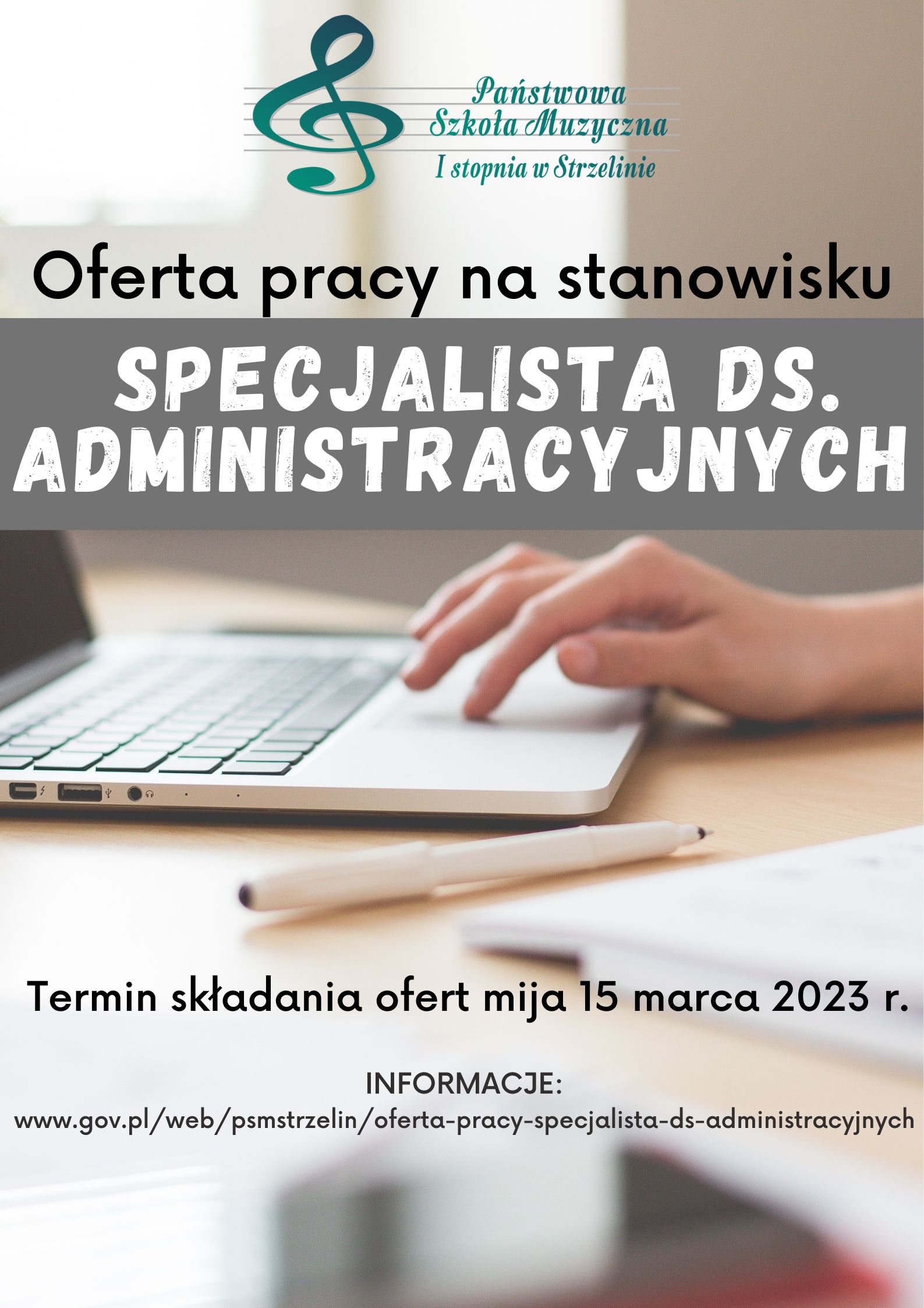 Tło plakatu stanowi fotografia na której widoczny jest laptop oraz dłoń. W górnej części umieszczone zostało logo PSM Strzelin, a pod nim informacje o ofercie pracy.