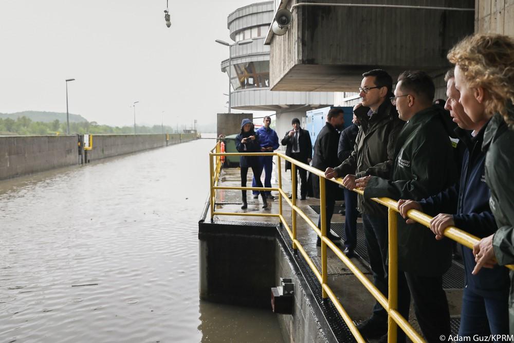 Premier Mateusz Morawiecki monitoruje stan wody.