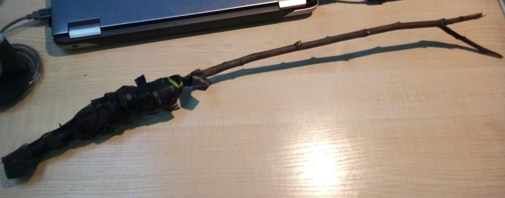 Patyk z przymocowanym do niego magnesem