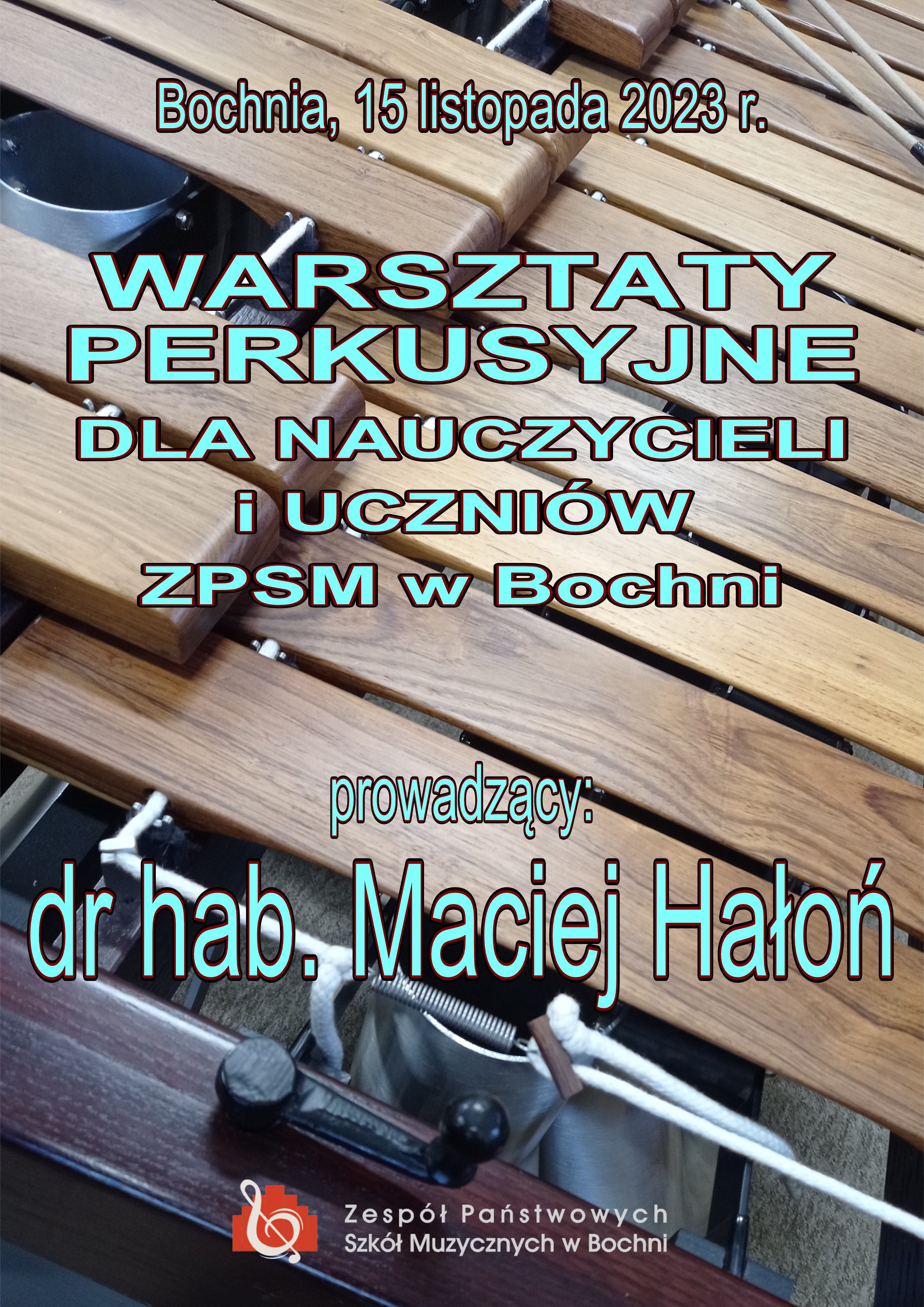 Grafika na brązowo - szarym tle z widocznym elementem drewnianych płytek marimby. W części centralnej patynowymi drukowanymi literami treść: "Bochnia, 15 listopada 2023 r. Warsztaty perkusyjne dla nauczycieli i uczniów ZPSM w Bochni, prowadzący dr hab. Maciej Hałoń". W części dolnej znajduje się logo szkoły.