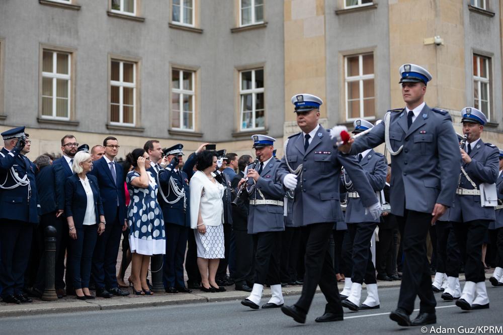 Premier Mateusz Morawiecki obserwuje przemarsz defilady.