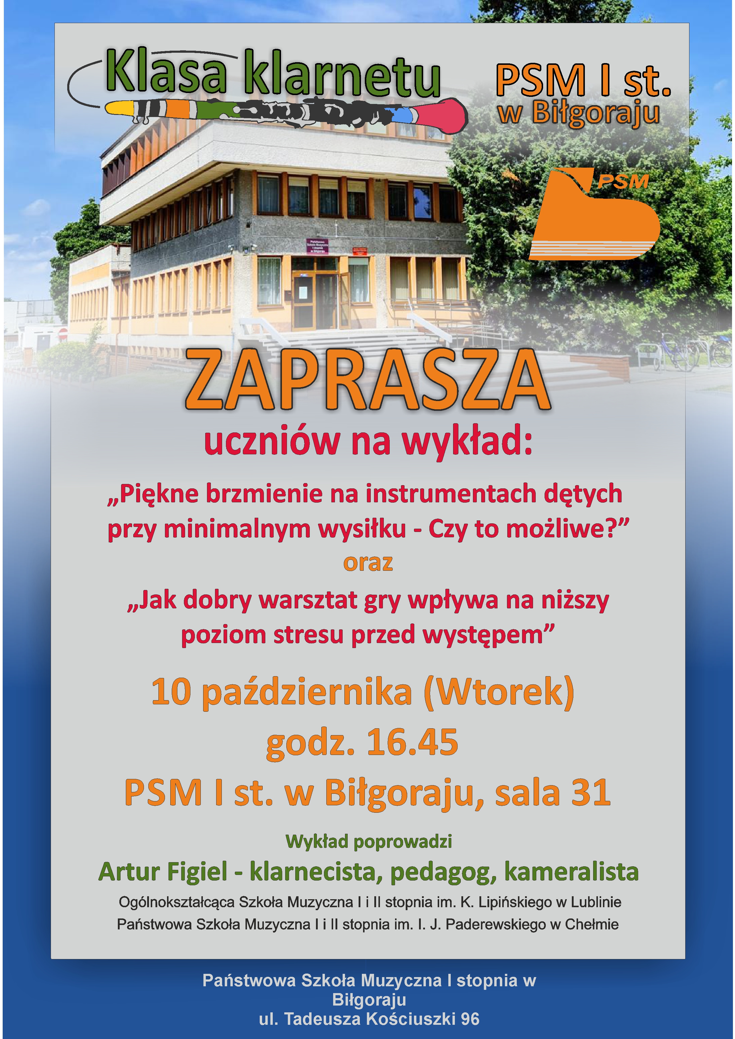 Plakat - warsztaty klarnetowe. PSM I st. w Biłgoraju. Prowadzenie Artur Figiel 10.10.2023 r. sala 31. Budynek szkoły na pierwszym planie. Logo szkoły pomarańczowe. 