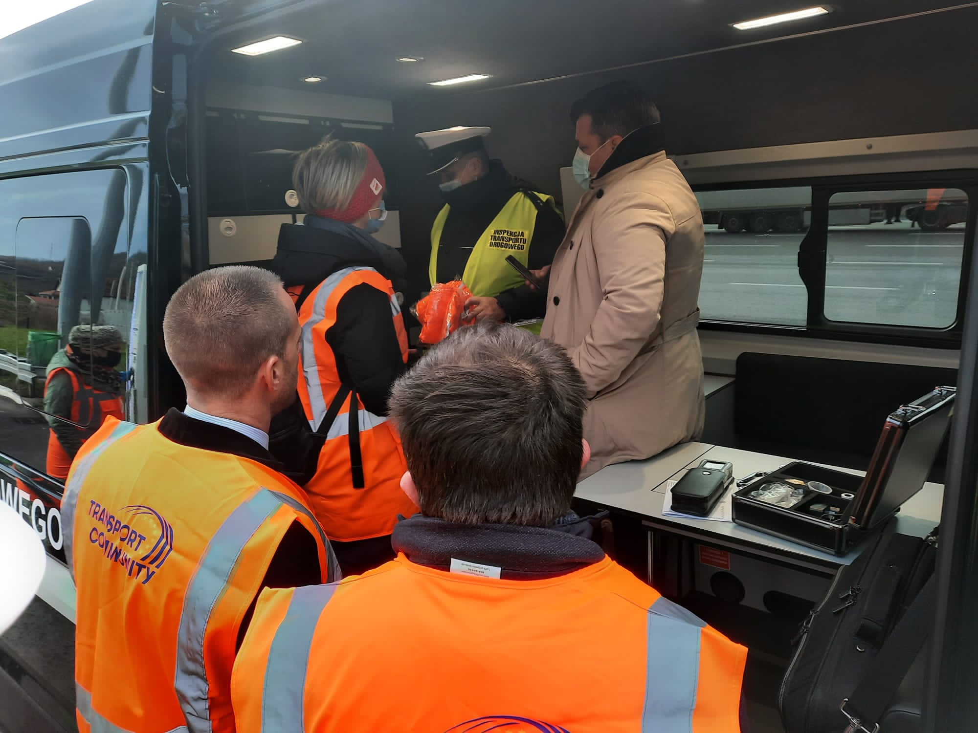 Inspektorzy ITD prezentują wyposażenie pojazdu do kontroli podczas warsztatów w Belgradzie