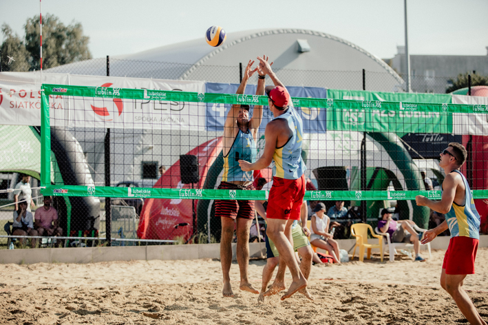 IV Mistrzostwa Polski Służb Mundurowych w Siatkówce Plażowej LUBLIN 2020 – siatkarze w trakcie meczu