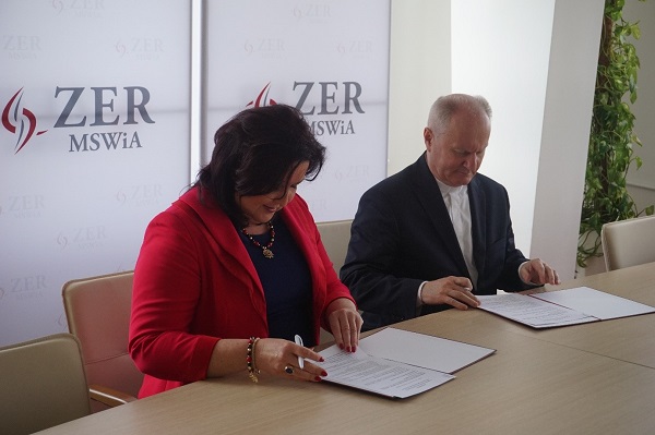 Na zdjęciu jest Pani Małgorzata Zdrodowska, Dyrektor Zakładu Emerytalno-Rentowego Ministerstwa Spraw Wewnętrznych i Administracji oraz ksiądz prof. dr hab. Mirosław Kalinowski, Rektor Katolickiego Uniwersytetu Lubelskiego Jana Pawła II w Lublinie, którzy podpisują porozumienie o współpracy. W tle widać logo ZER MSWiA.