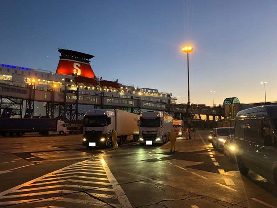 KM PSP Gdynia – podsumowanie działań z koronawirusem – zdjęcie nocne – ciężarówki zjeżdżają z promu