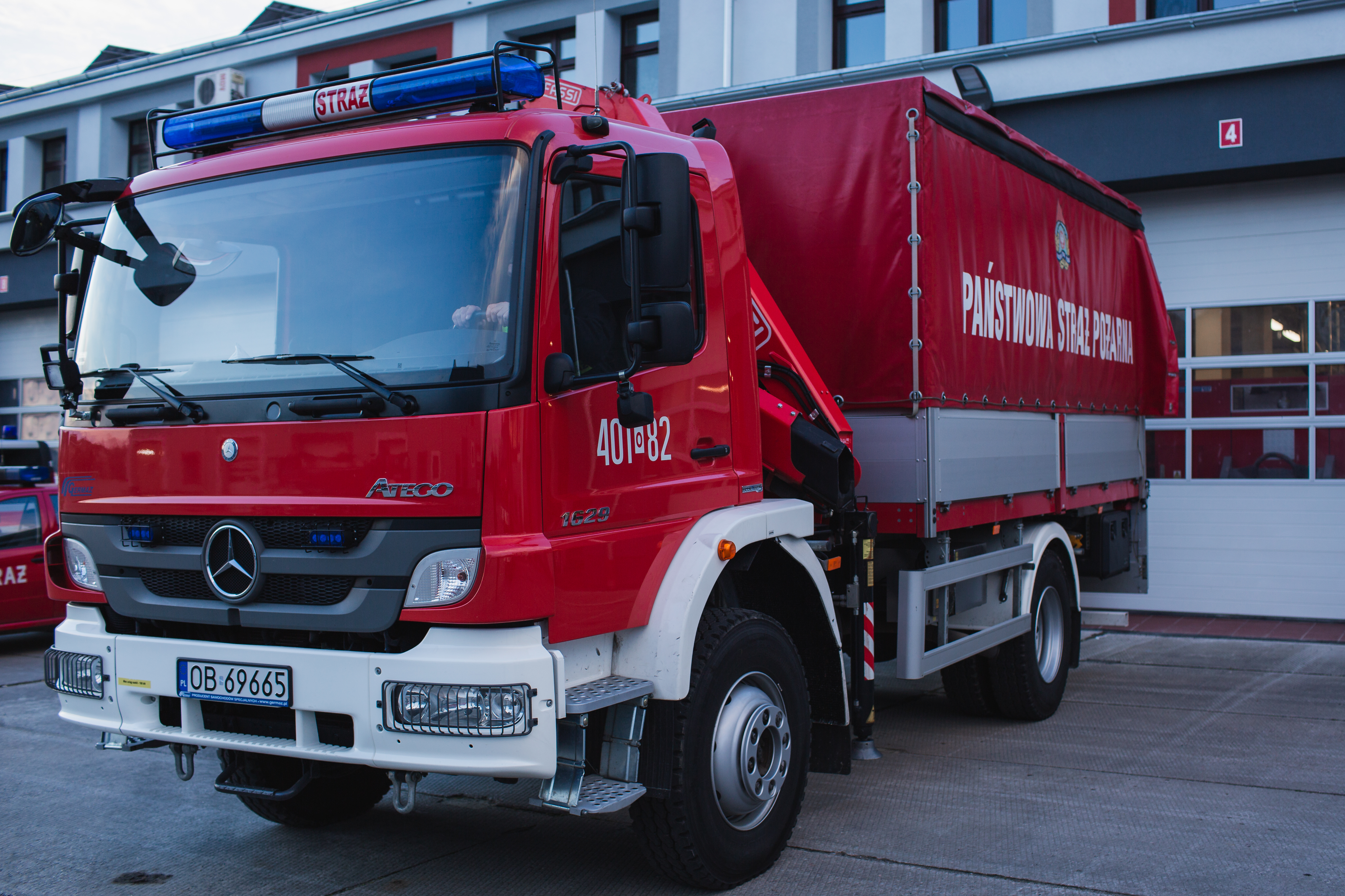Zdjęcie przedstawia SCKW Mercedes Atego - samochód ciężki kwatermistrzowski.