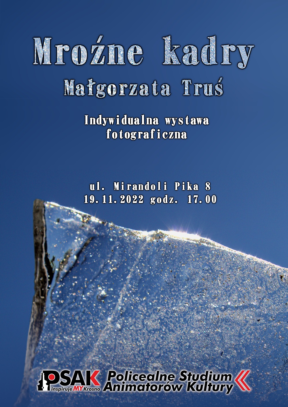 Plakat zapowiadający wystawę fotograficzną Małgorzaty Truś pt. Mroźne kadry. Plakat ma niebieskie tłu, na dole plakatu fragment lodu oraz logo Studium.