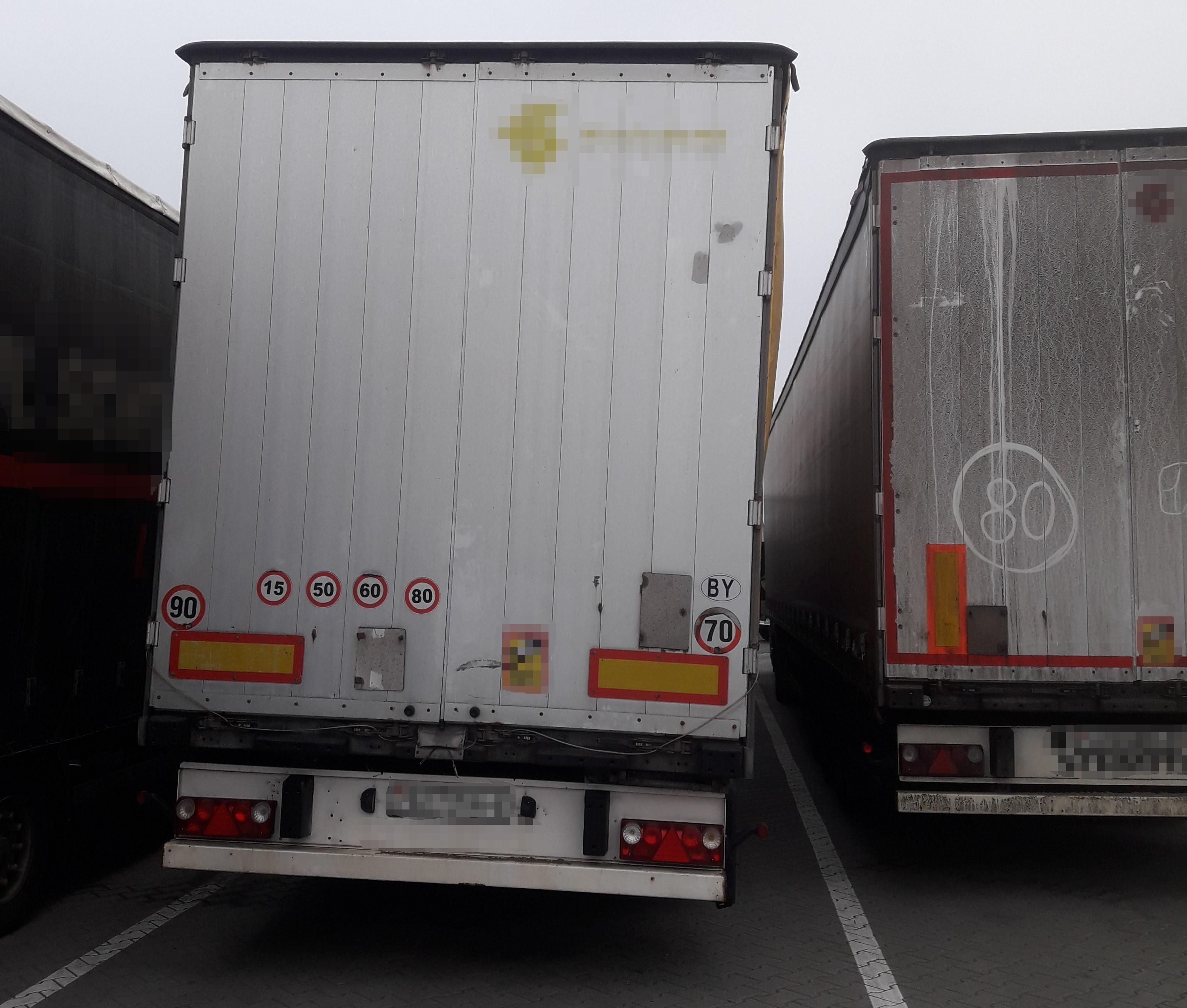 Przechylona na prawą stronę naczepa ciężarowa