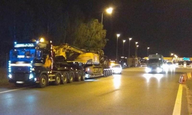 Ciężarówka z koparką na miejscu kontroli