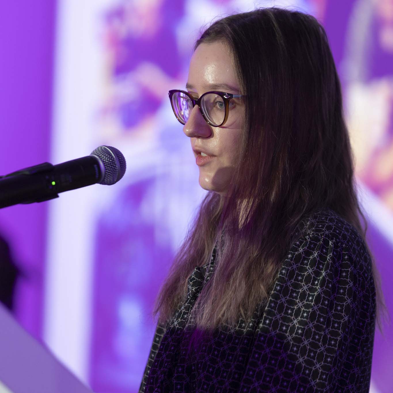 Zbliżenie na Panią Antoninę Negler która mówi do mikrofonu.