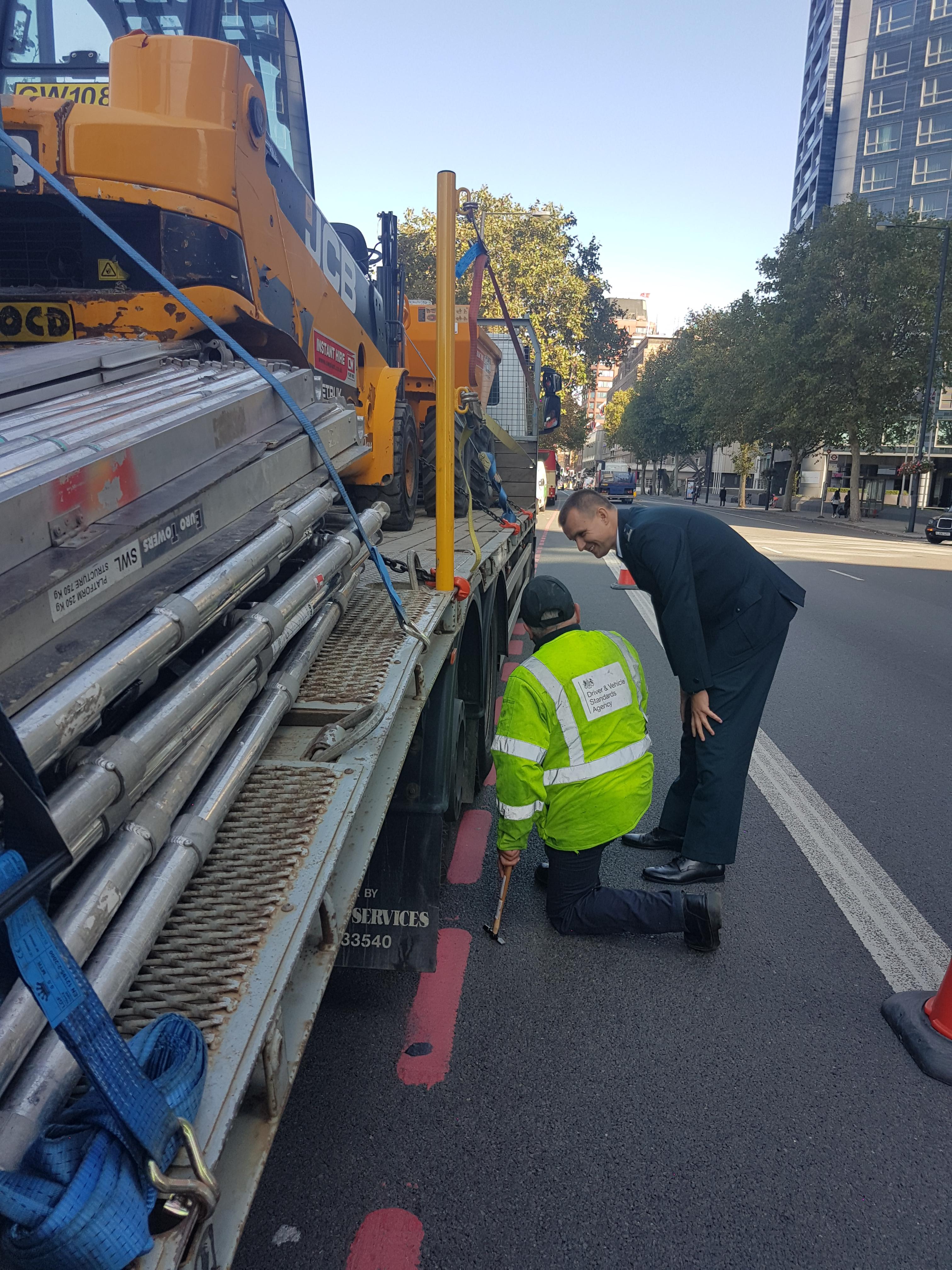 Kontrolujący przy ciężarówce