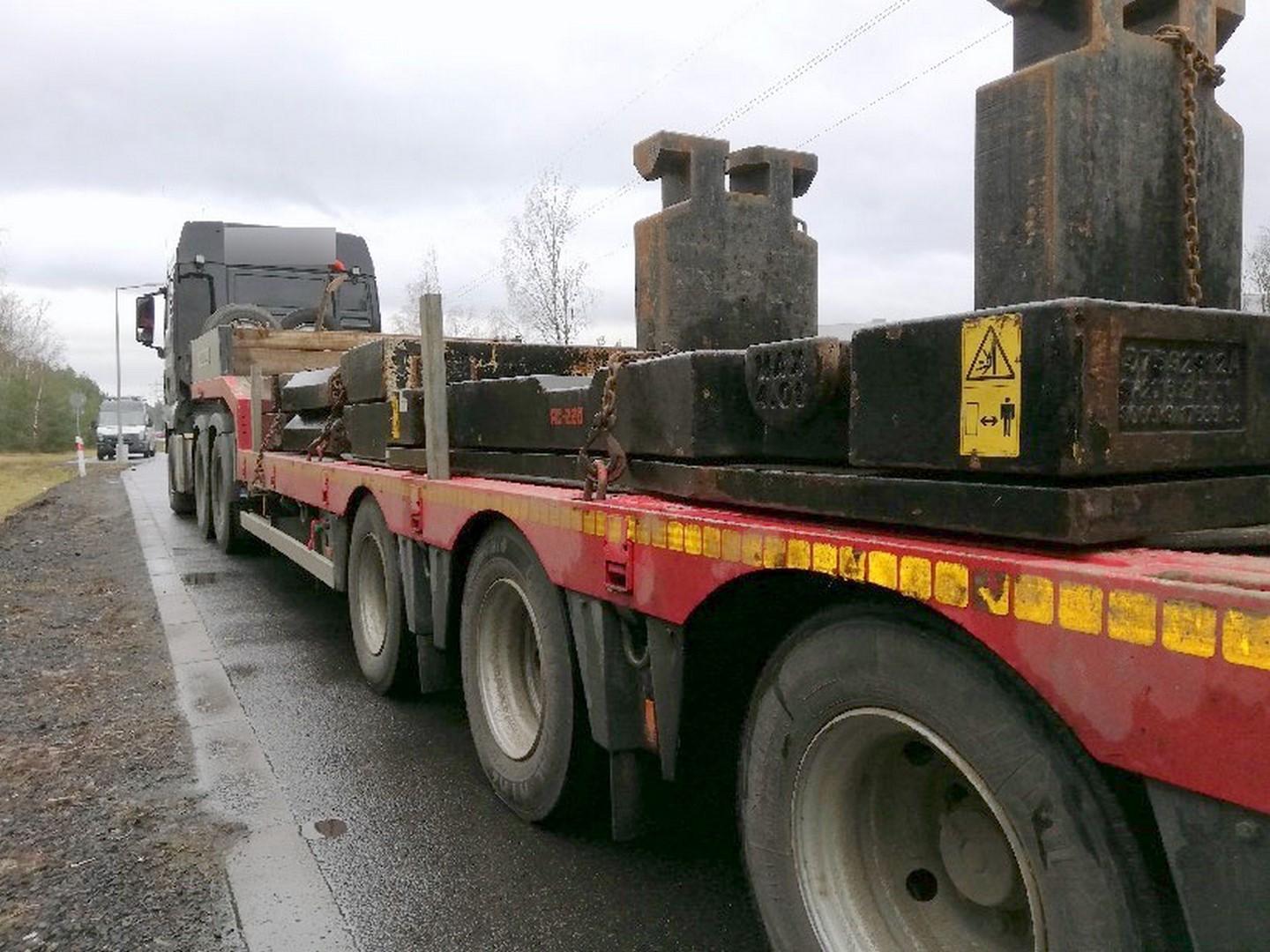 Transport elementów dźwigu był za ciężki.