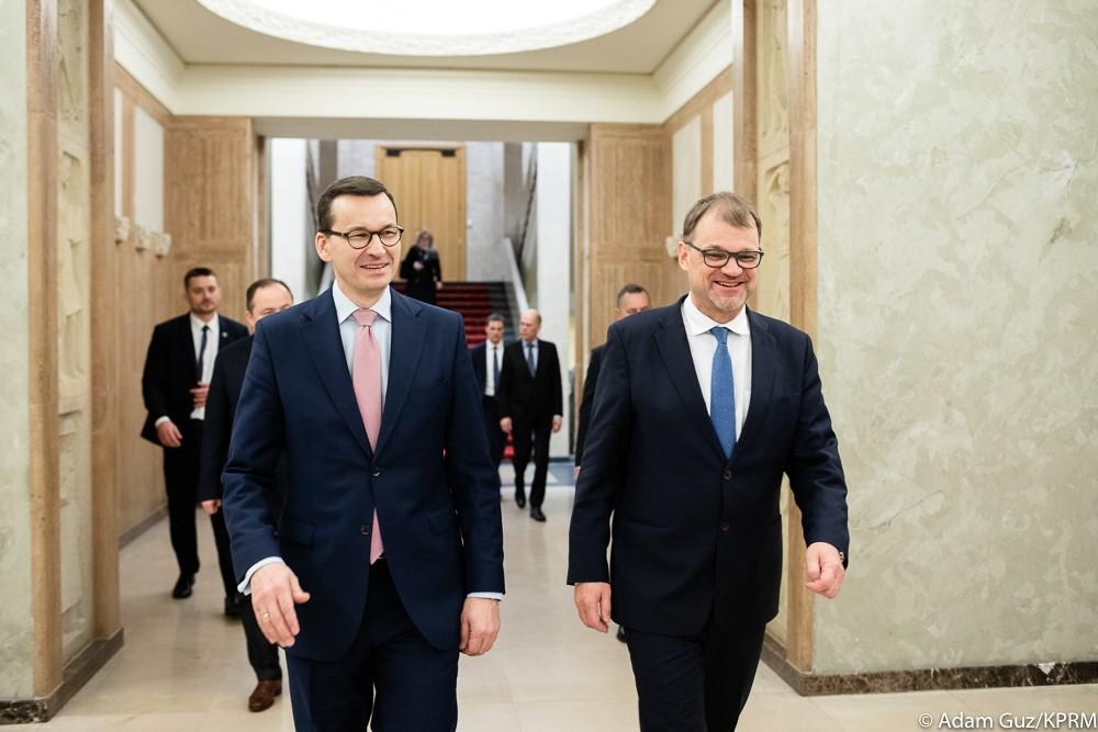 Premier Mateusz Morawiecki i premier Finlandii idą przez KPRM