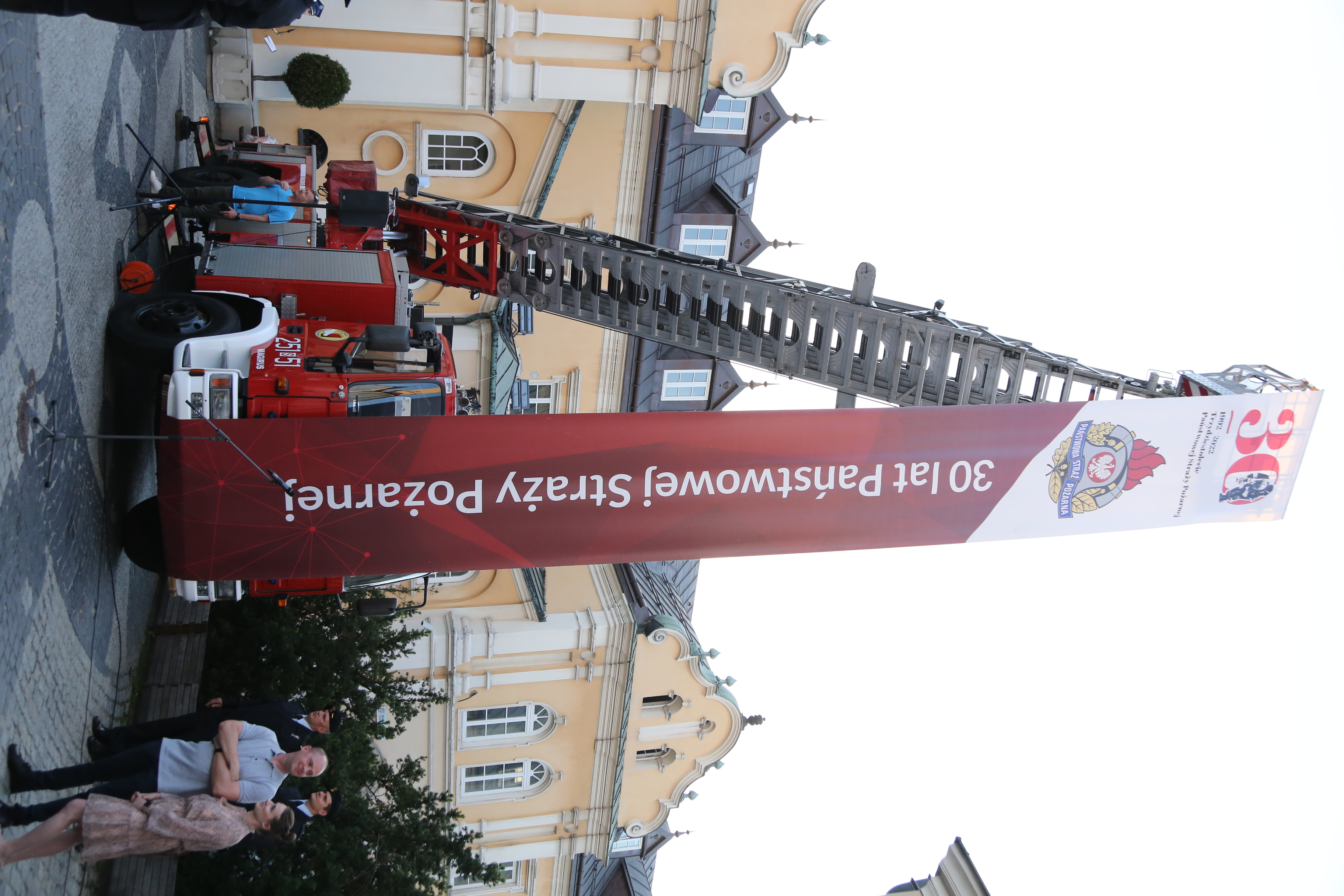Na placu wewnętrznym klasztoru oo Paulinów na Jasnej Górze, samochód strażacki z wysuniętą drabiną, z której zwisa napis 30 lat PSP