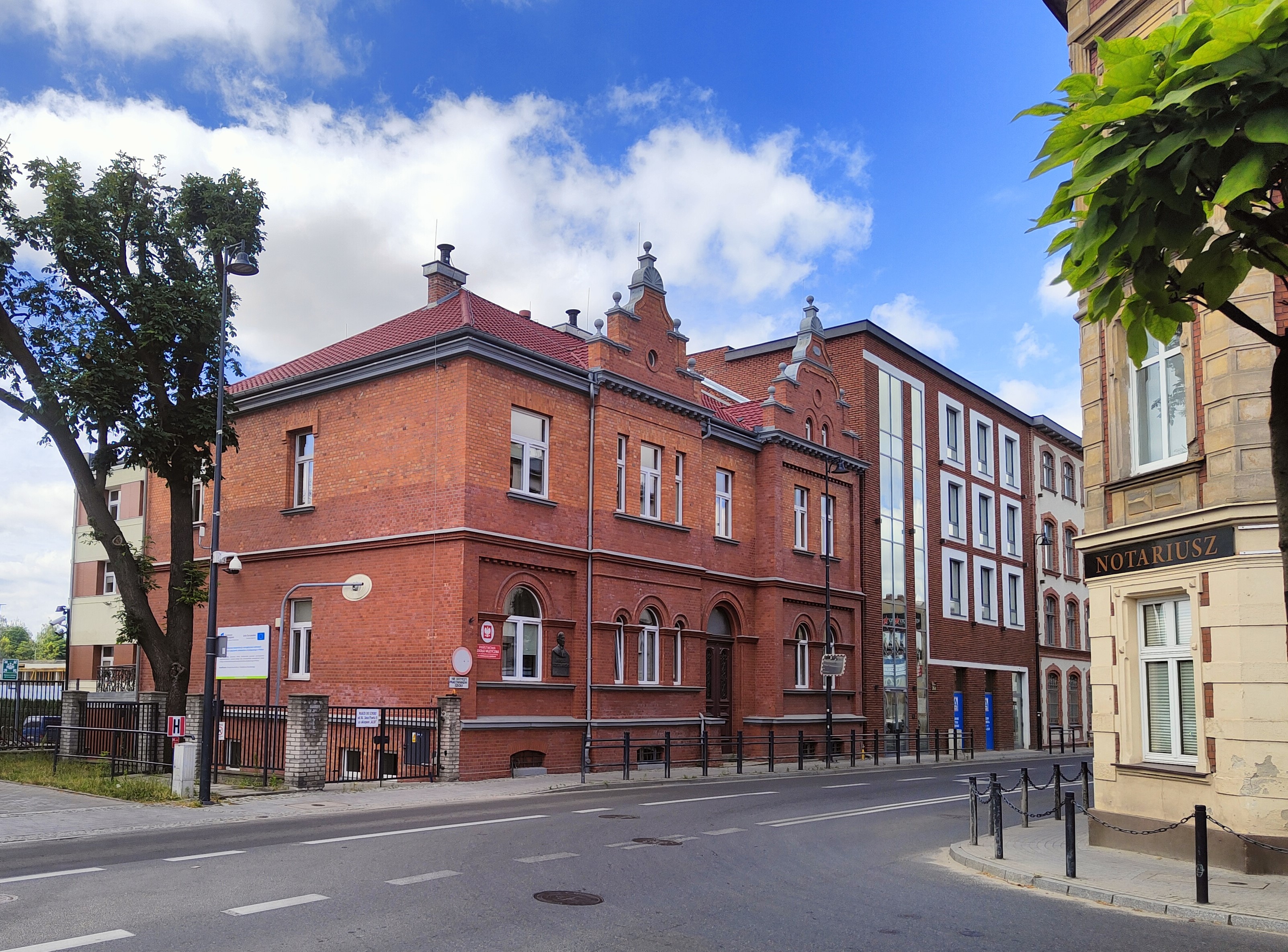 Zdjęcie budynku szkoły, wykonane 2022r. od strony ul. Kościuszki.