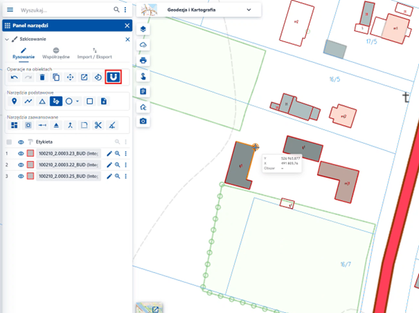 Ilustracja przedstawia widok modułu tematycznego Geodezja i Kartografia, w którym otwarty jest panel narzędzi. Czerwonym prostokątem zaznaczono lokalizację operacji Przyciąganie w panelu operacji na obiektach. Widoczny jest przykład wykorzystania tej operacji.