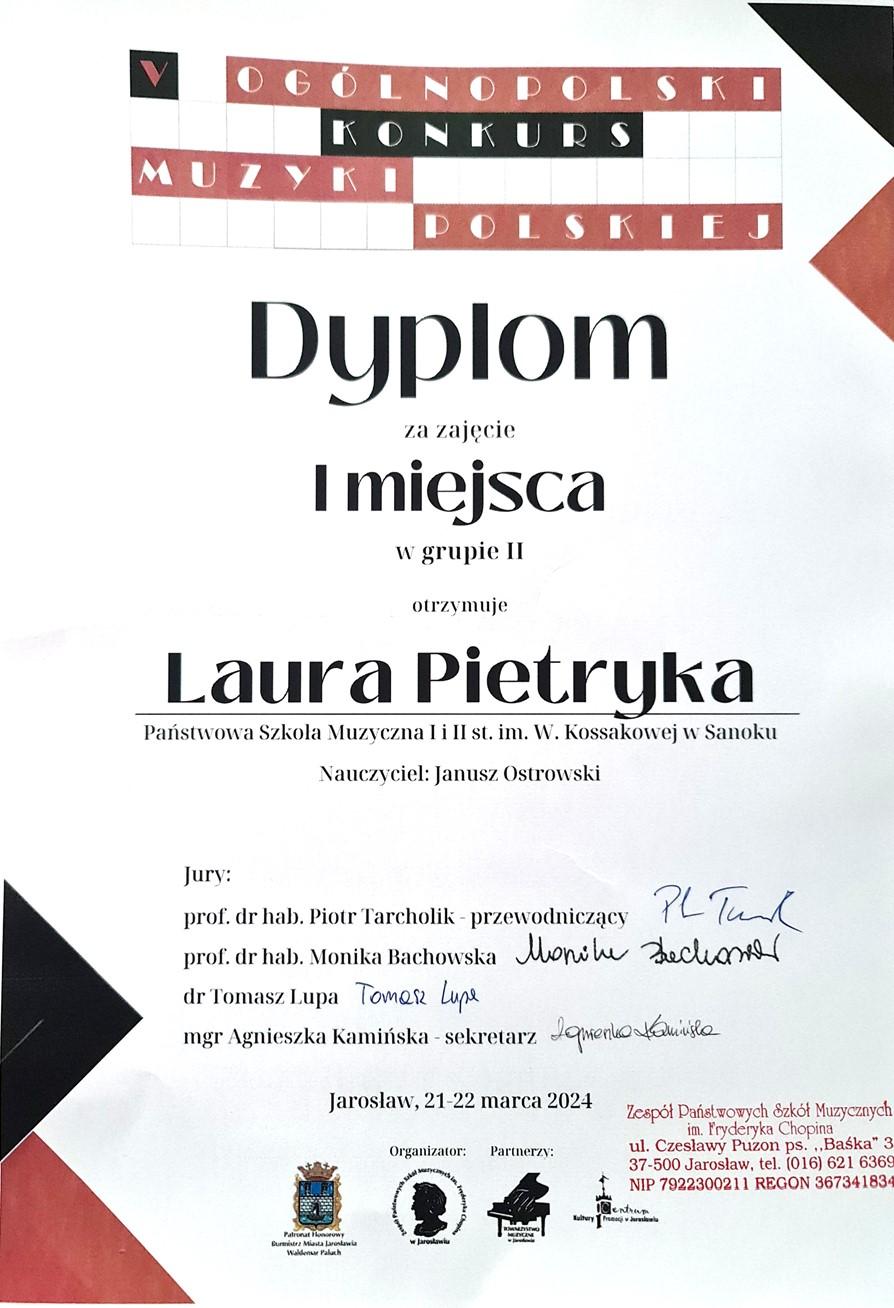 Dylom - Laura Pietryka - I miejsce w Ogólnopolskim Konkursie Muzyki Polskiej w Jarosławiu - 21-22 marca 2024r. Białe tło, czarne litery, w rogach trójkąty brązowo-czarne. Na dole loga organizatorów konkursu.