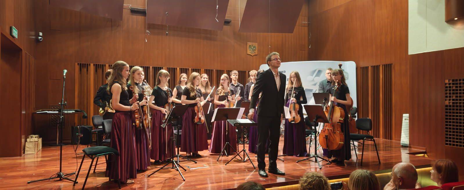 Zespół Smyczkowy Sempre Arco wraz z zespołem instrumentów dętych, przygotowanych przez Grażynę Dziok oraz Mateusza Florka. Gościnnie wystąpili Laura Pietryka - fortepian, Orest Maszluch - perkusja, Adam Potoczny - dyrygent Zespół na scenie sali koncertowej szkoły.