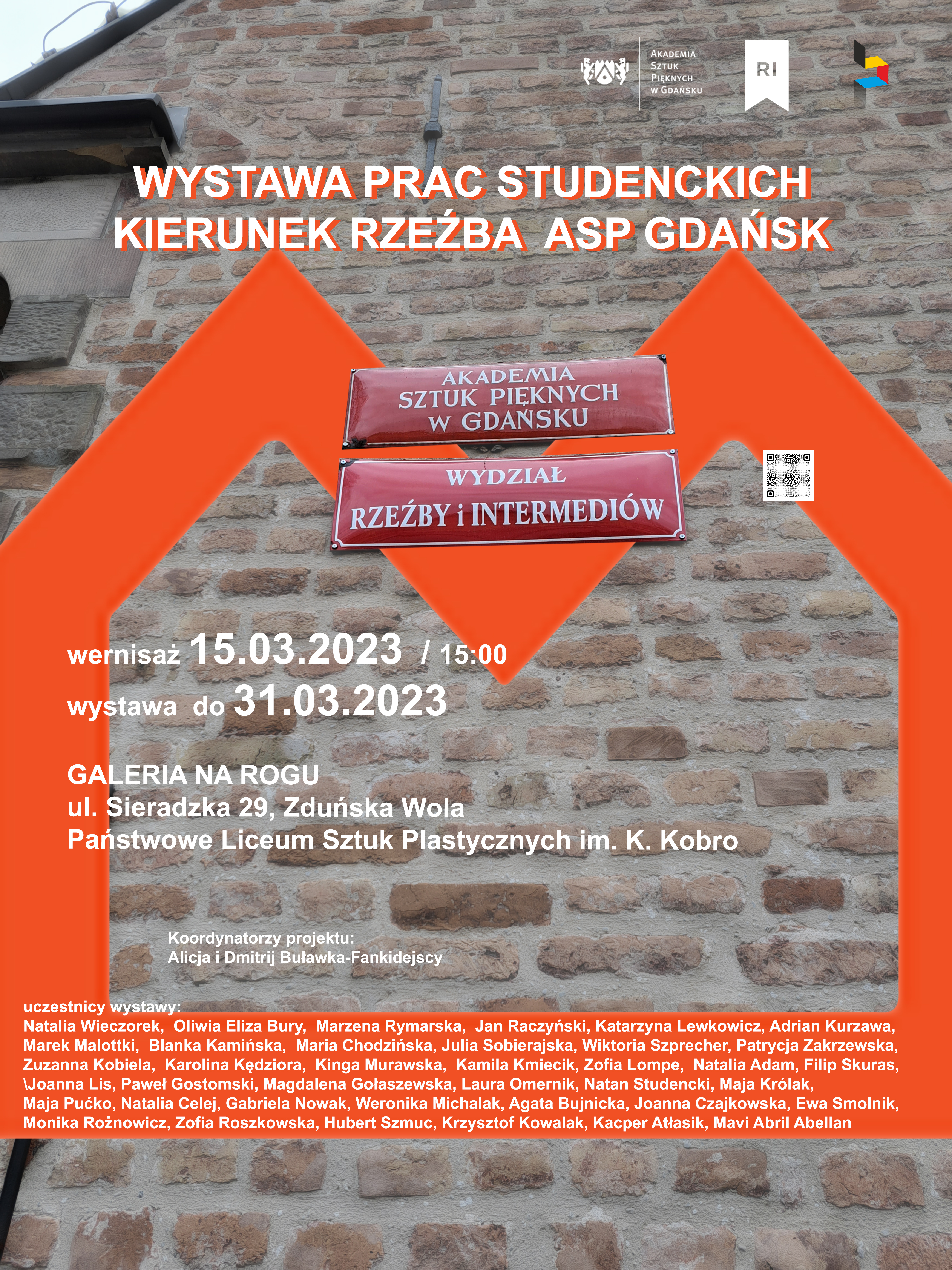 Plakat wystawy prac studenckich kierunek rzeźba ASP Gdańsk na tle ściany z cegieł informacja o miejscu i terminie wystawy