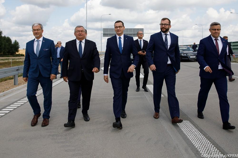 Premier Mateusz Morawiecki przechodzi się po nowootwartej autostradzie.