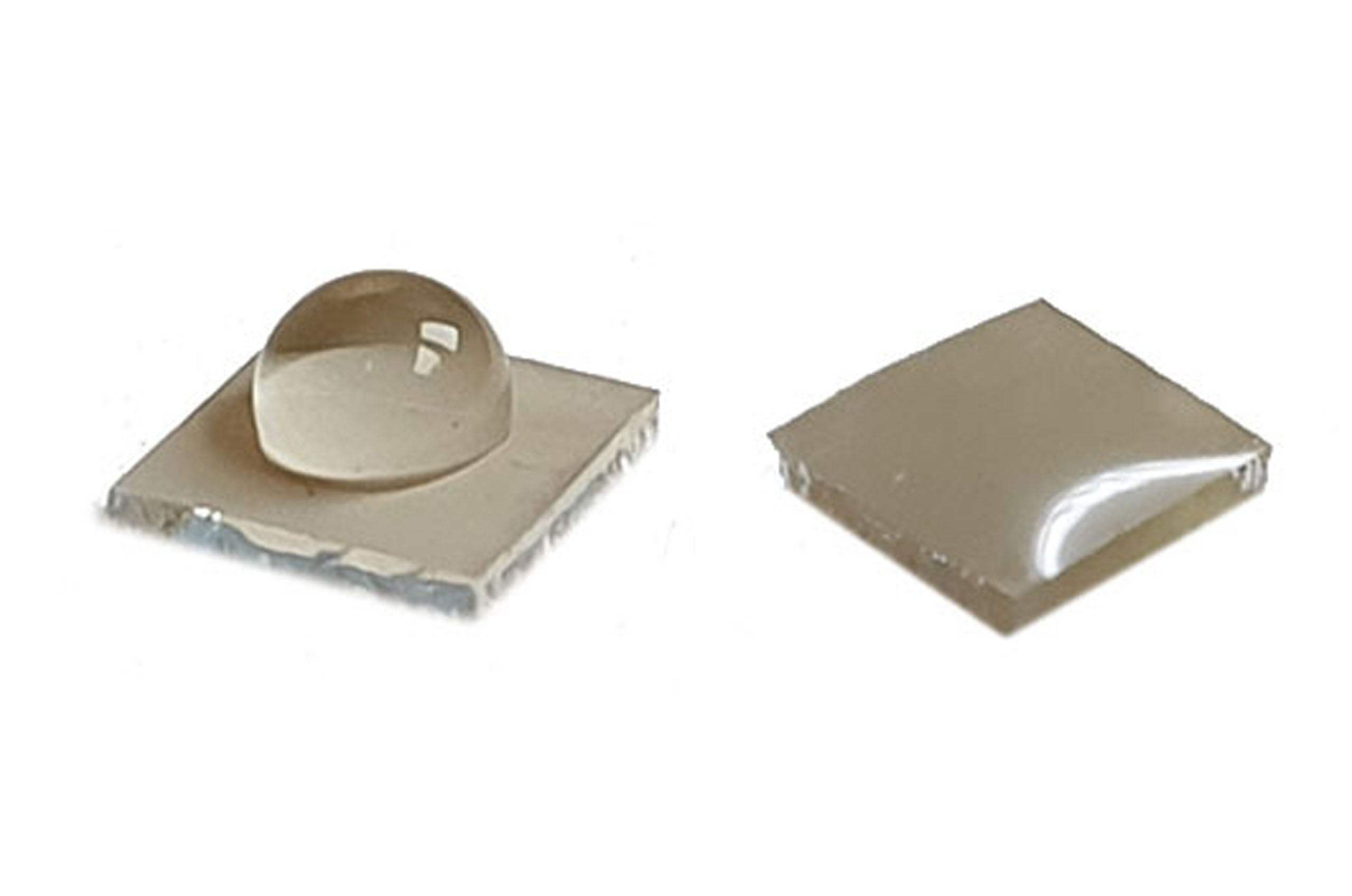 SERSitive substrates from "S" series, left with a hydrophobic surface, right with hydrophilic surface