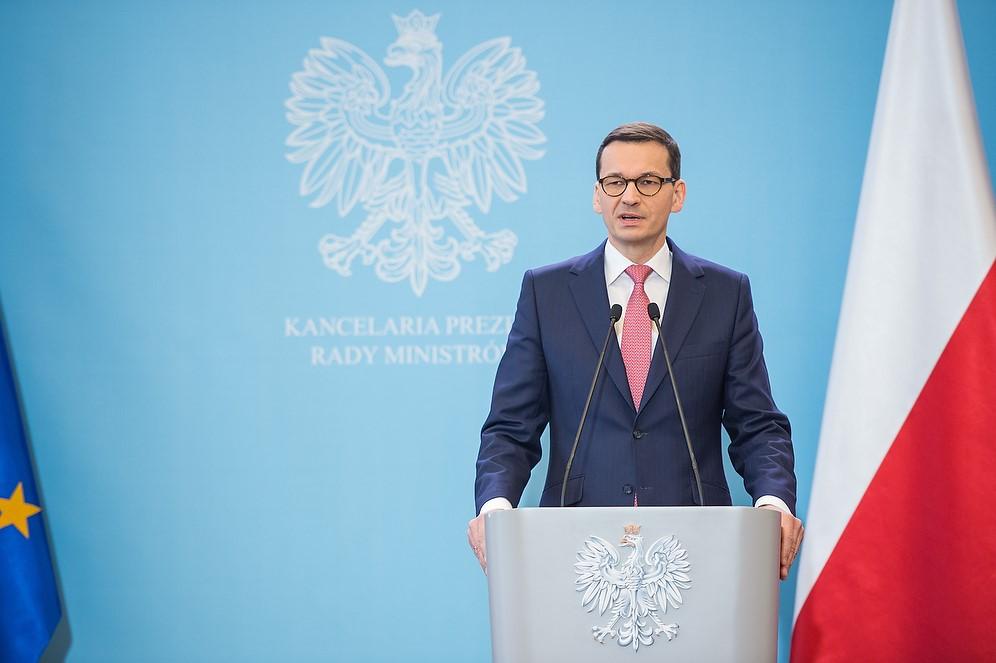 Premier Mateusz Morawiecki przy mównicy.