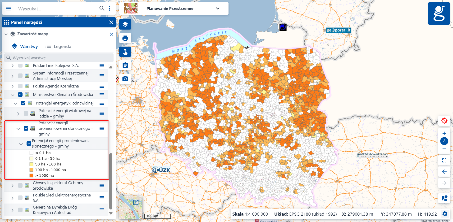 Zrzut ekranu z serwisu www.geoportal.gov.pl, prezentujący nową usługę „Potencjał energii promieniowania słonecznego – gminy”.
