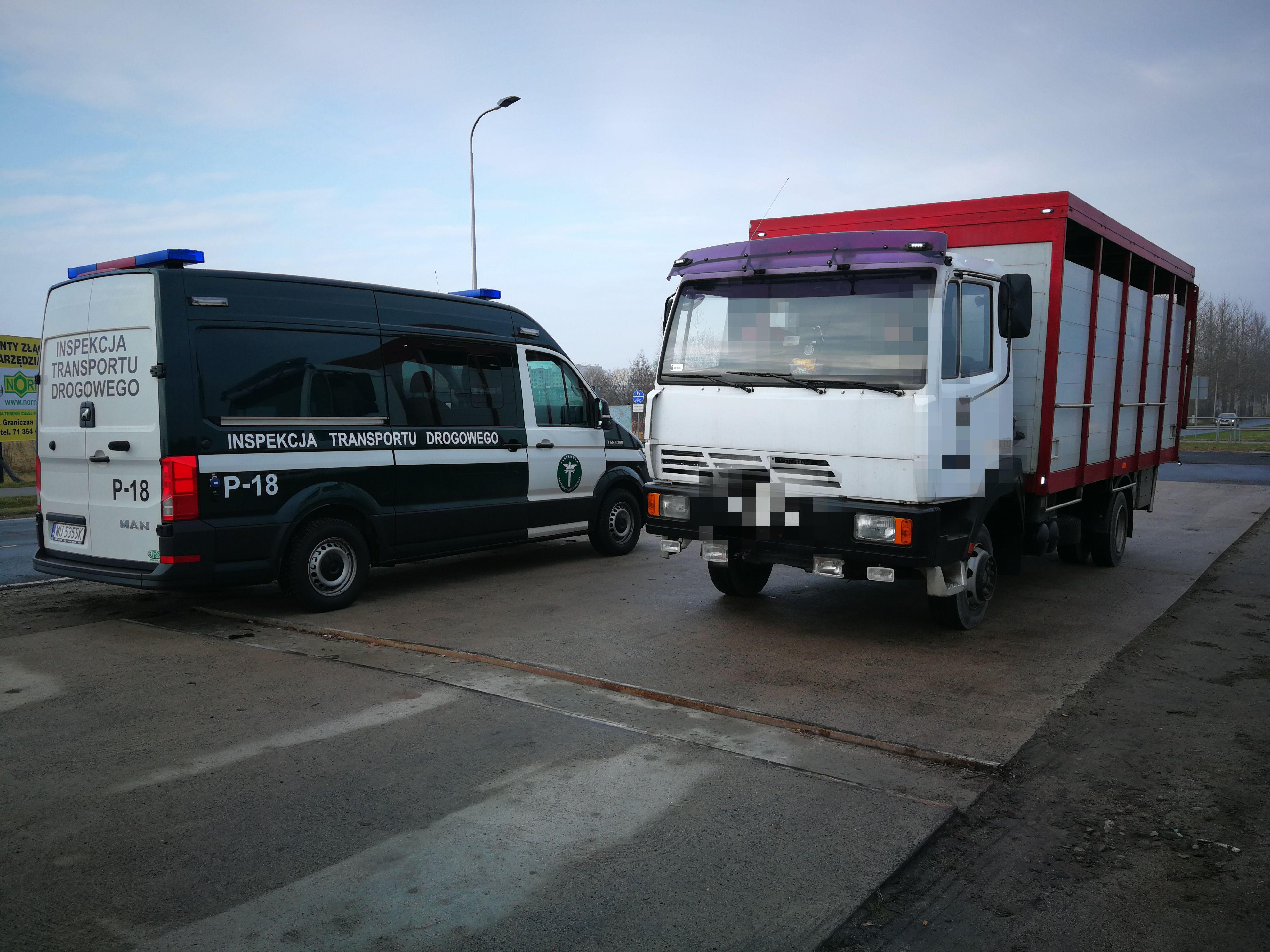 Radiowóz ITD i zatrzymana ciężarówka w miejscu kontroli