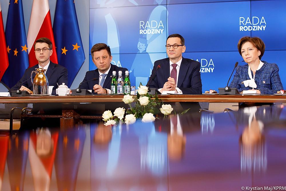 Od lewej: Piotr Muller, Michał Dworczyk, premier Mateusz Morawiecki oraz Marlena Maląg siedzą przy stole podczas posiedzenia Rady Rodziny.