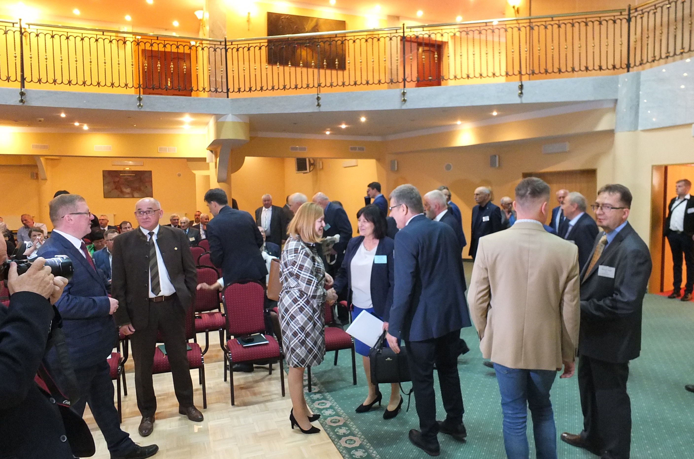 Alicja Kulka, p.o. Główny Geodeta Kraju przemawia podczas rozmów kuluarowych towarzyszących otwarciu XL Walnego Zebrania Delegatów Stowarzyszenia Geodetów Polskich 