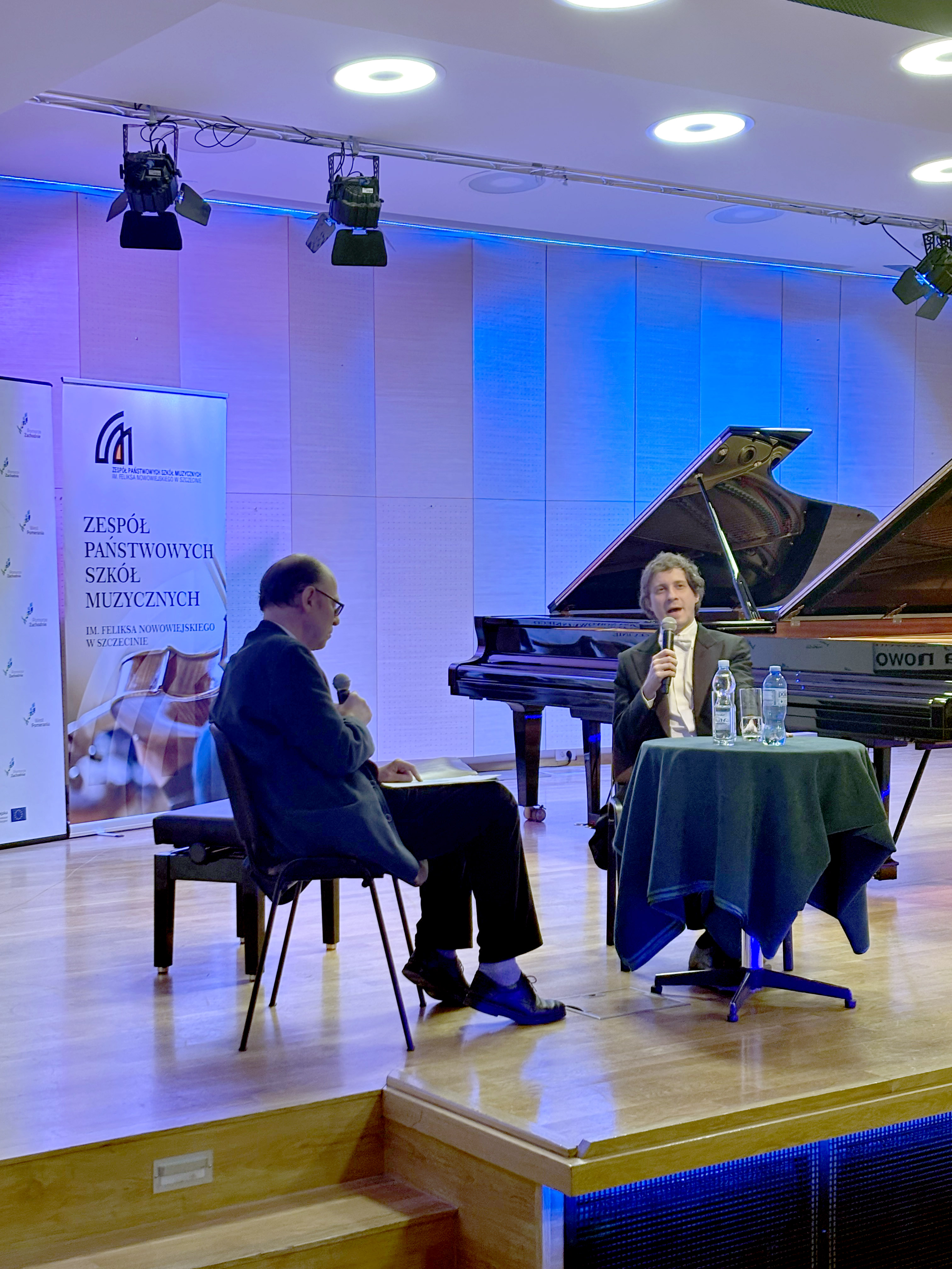 Zdjęcie przedstawia Rafała Blechacza w rozmowie z Arturem Cieślakiem