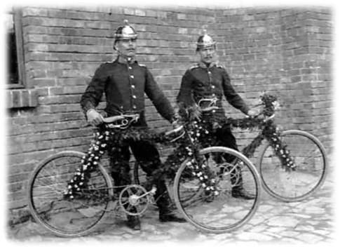 Strażacy z odświętnie udekorowanymi rowerami. 