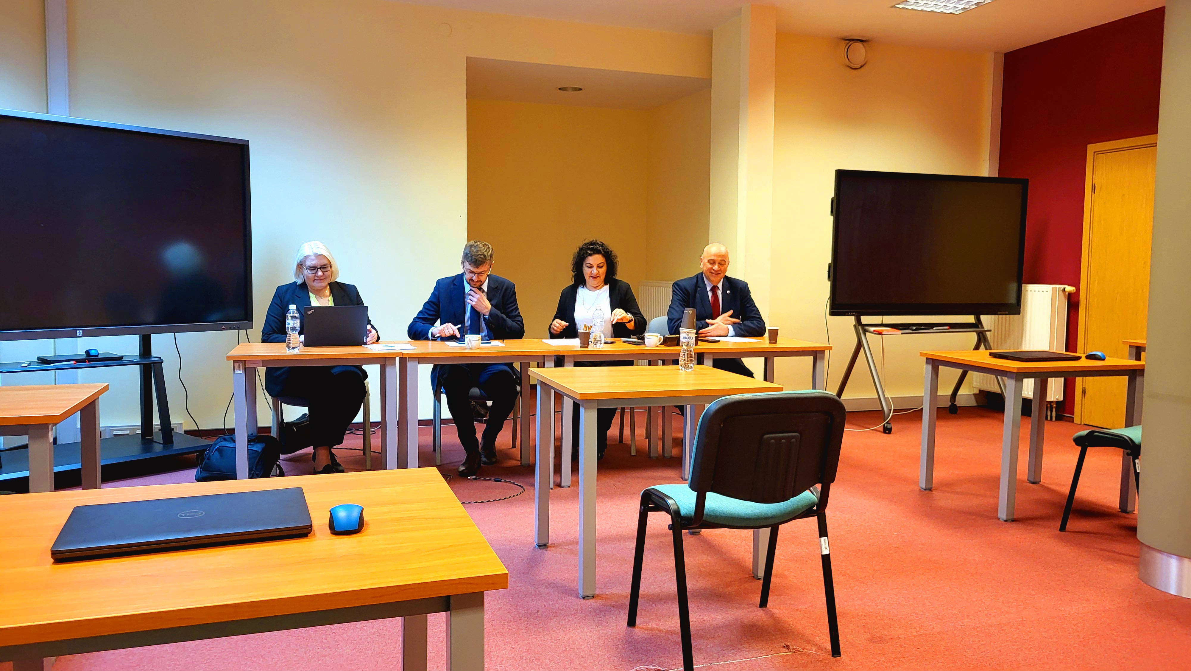 Zdjęcie przedstawia salę egzaminacyjną z członkami Komisji egzaminacyjnej.