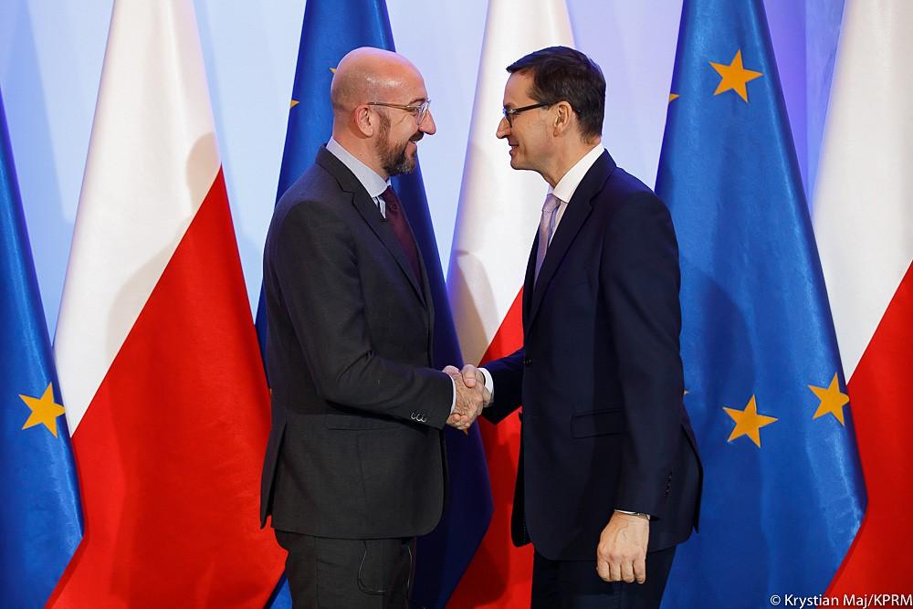 Premier Mateusz Morawiecki podaje rękę Charlesowi Michelowi.