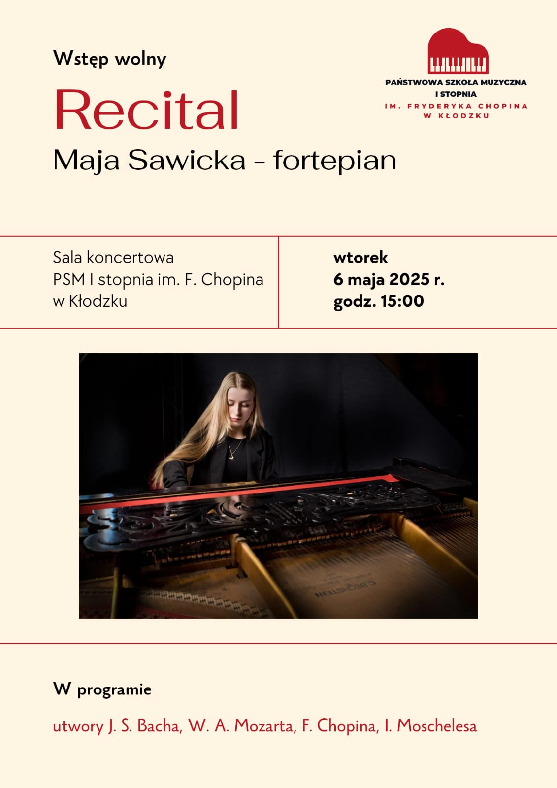 Plakat na jasnym tle z tekstem u góry "wstęp wolny recital Maja Sawicka", logo szkoły po prawej stronie, poniżej zdjęcie Mai Sawickiej grającej na fortepianie oraz informacja tekstowa dotycząca koncertu, który odbędzie się 6 maja 2025 r. w auli PSM w Kłodzku